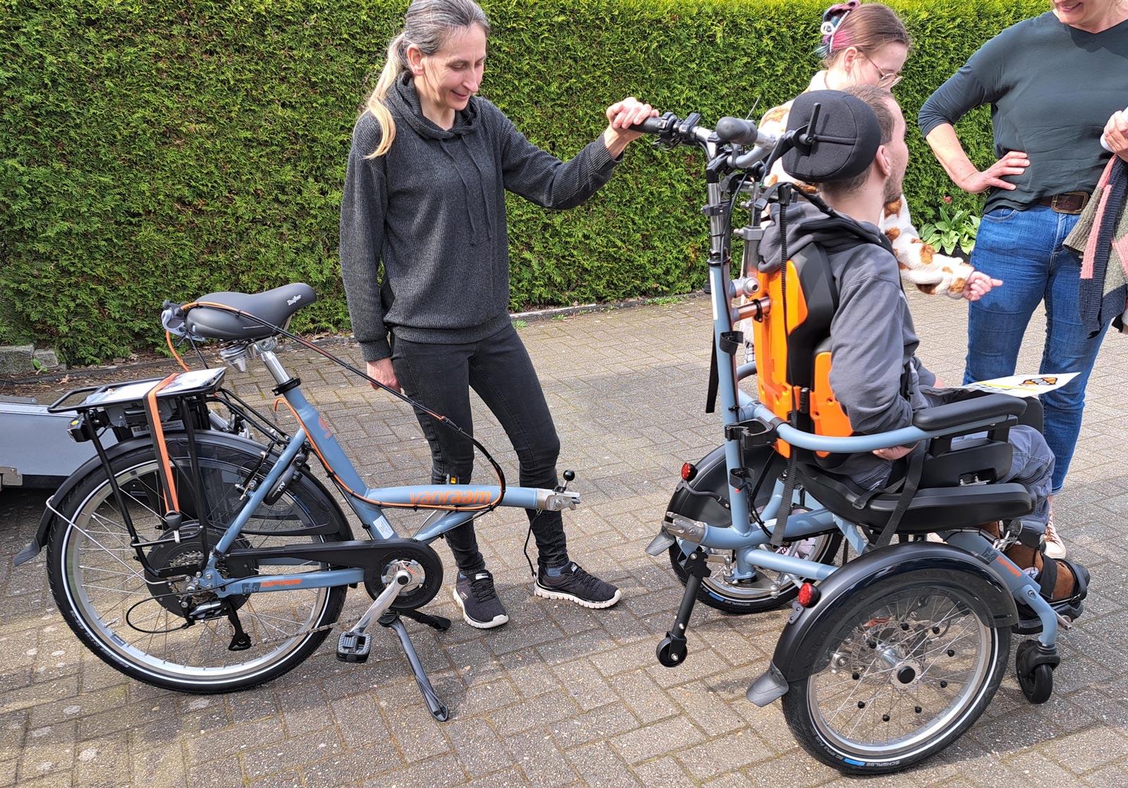 Enniger HILFT Kindern - Übergabe Rollstuhlfarrad - das Fahrrad kann vom Rollstuhl getrennt werden und ist so flexibel einsetzbar. 