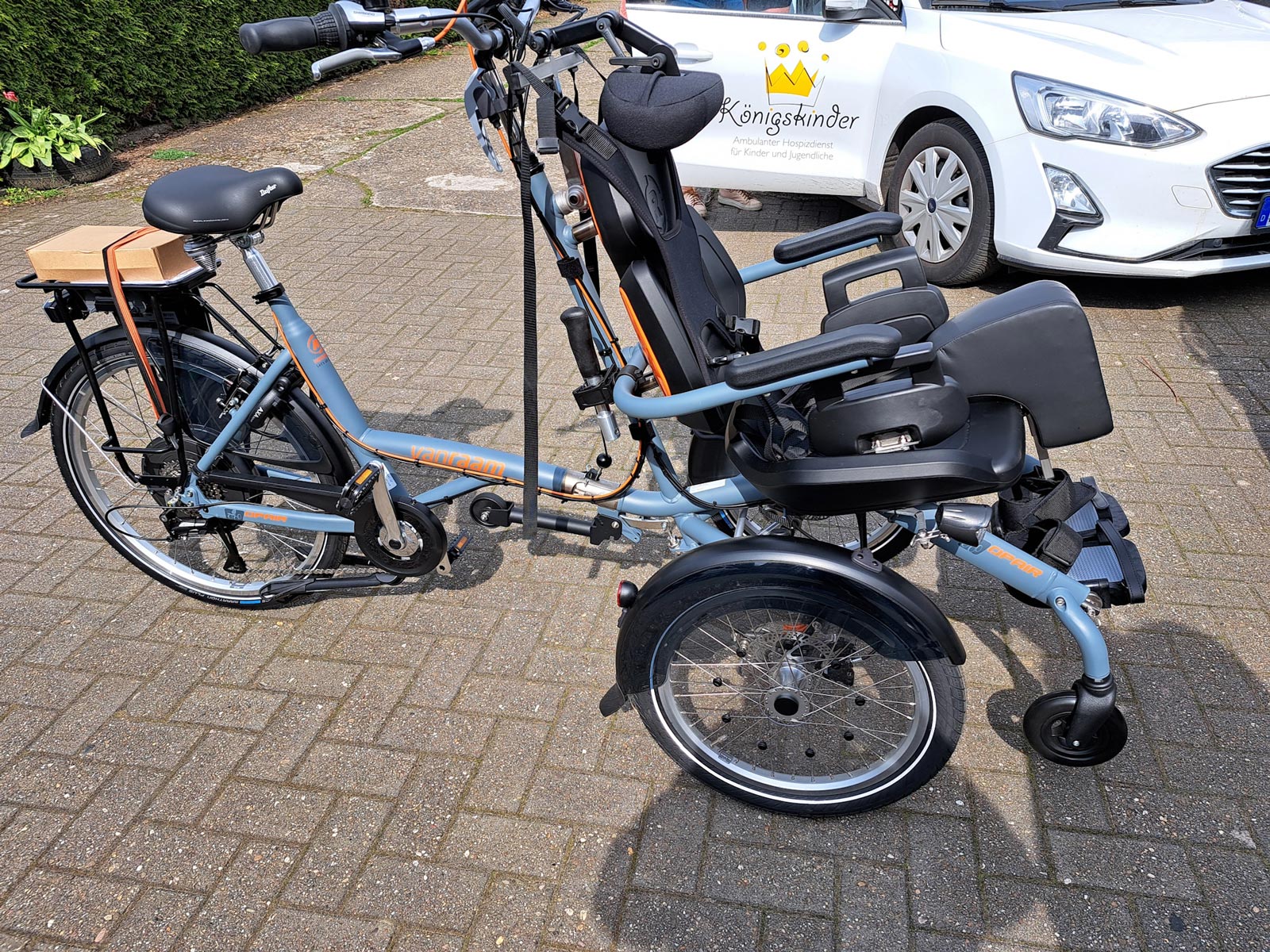 Enniger HILFT Kindern - Übergabe Rollstuhlfarrad vor Ort in Ostbevern.