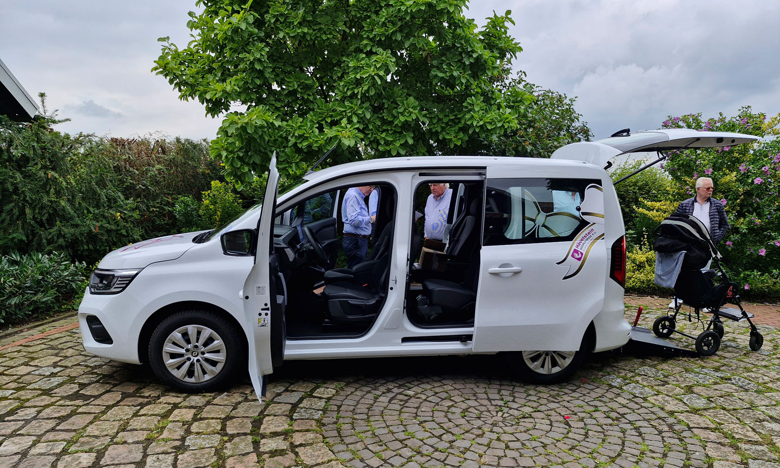 Enniger HILFT Kindern - Übergabe eines behindertengerecht umgebauten Relault für Familie Nowak. Das Auto wird hier direkt für seinen Einsatz vorbereitet. 